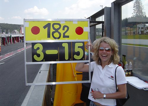 goede rondetijden van Erik de Vaal aangegeven door mooie pitbabe!